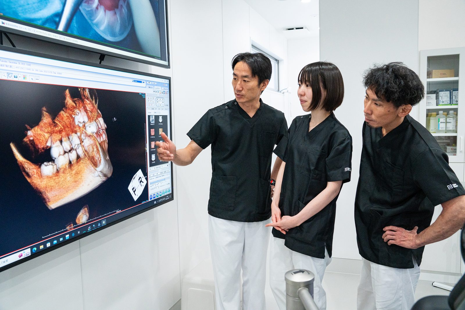 歯科用CTの画像を確認しながら治療方針を検討する様子
